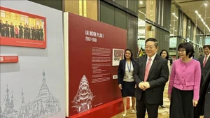 Đại sứ Tôn Thị Ngọc Hương, Trưởng Phái đoàn Đại diện Việt Nam tại ASEAN và Tổng Thư ký ASEAN Kao Kim Hourn tại Triển lãm ảnh “25 năm Hội nhập”.