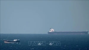 Tàu chở dầu tại Eo biển Hormuz ở ngoài khơi vùng biển Khasab (Oman). (Ảnh: TTXVN)