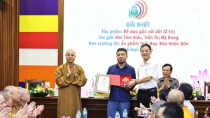 Tác phẩm "Để đạo gắn với đời" của nhóm tác giả Mai Tâm Hiếu và Trần Thị Mỹ Dung đăng trên ấn phẩm Thời Nay, Báo Nhân Dân đoạt giải Nhất Giải Báo chí toàn quốc về Phật giáo lần thứ nhất (hạng mục báo in). (Ảnh: Ban Tổ chức)