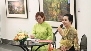 Họa sĩ Trần Thanh Thục chia sẻ về dòng tranh vải. (Ảnh: VNFAM)