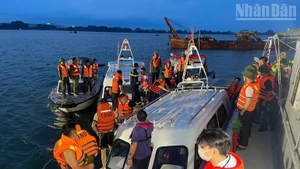 Hiện các lực lượng đang tiếp tục tổ chức tìm kiếm, cứu nạn tại hiện trường tàu bị nạn. (Ảnh: QUANG THỌ)