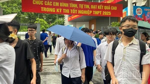 Thí sinh ra về sau khi hoàn thành Kỳ thi tốt nghiệp trung học phổ thông năm 2025.
