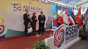 Các đại biểu dự Lễ kỷ niệm Ngày ASEAN 2025 chụp ảnh lưu niệm. (Ảnh: TTXVN)