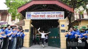 Thí sinh đầu tiên bước ra từ điểm thi Trường trung học phổ thông Trần Phú, Hoàn Kiếm, Hà Nội. (Ảnh: THẾ ĐẠI)