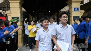 Không ít thí sinh thể hiện niềm vui, sự thoải mái khi hoàn thành ngày thi đầu tiên. (Ảnh: THẾ ĐẠI)