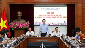 Tổng Biên tập Báo Văn Hóa Nguyễn Anh Vũ phát biểu tại buổi họp báo. (Ảnh: TRẦN HUẤN)