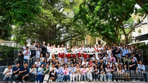 Đồng chí Lê Quốc Minh, Ủy viên Trung ương Đảng, Tổng Biên tập Báo Nhân Dân, Phó Trưởng Ban Tuyên giáo và Dân vận Trung ương, Chủ tịch Hội Nhà báo Việt Nam chụp hình lưu niệm cùng các nghệ sĩ và độc giả. 