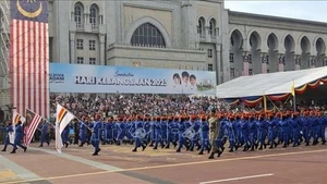 Diễu hành qua Lễ đài. (Ảnh: TTXVN)