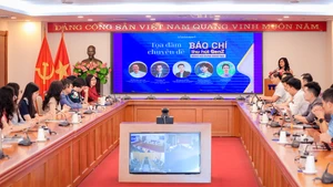 Tọa đàm “Báo chí thu hút gen Z bằng nội dung sáng tạo” thu hút sự tham gia của các chuyên gia, nhà quản lý về báo chí-truyền thông, cùng đông đảo công chúng Gen Z. (Ảnh: VietnamPlus)