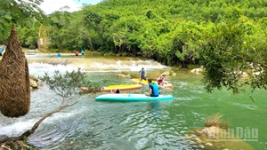 Quảng Bình (cũ) nay là Quảng Trị có rất nhiều dòng suối hoang sơ, trong vắt và mát lành, đang là điểm đến hấp dẫn cho du khách trong hè này.