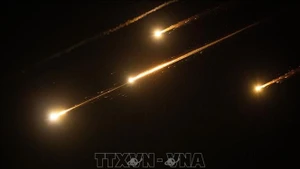 Hàng loạt tên lửa trong chiến dịch trả đũa của Iran được phóng xuống lãnh thổ Israel tối 13/6/2025. (Ảnh: THX/TTXVN)