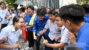 Các tình nguyện viên hòa cùng niềm vỡ òa, vui sướng của thí sinh khi hoàn thành Kỳ thi tốt nghiệp trung học phổ thông. (Ảnh: THẾ ĐẠI)
