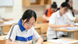 Các thí sinh Hà Nội tiếp tục thực hiện bài thi môn chuyên trong kỳ thi tuyển sinh vào lớp 10. (Ảnh: THẾ ĐẠI)