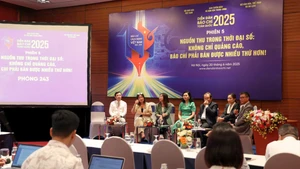 Quang cảnh phiên thảo luận "Nguồn thu trong thời đại số: Không chỉ quảng cáo, báo chí phải bán được nhiều thứ hơn". (Ảnh: LÊ PHÚ/TTXVN)