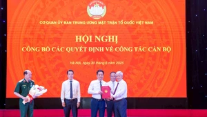 Đồng chí Đỗ Văn Chiến trao quyết định bổ nhiệm nhà báo Trương Thành Trung, giữ chức vụ Tổng Biên tập báo Đại đoàn kết theo mô hình mới của Mặt trận Tổ quốc Việt Nam. (Ảnh: QUANG VINH)