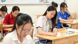 Đề Toán kỳ thi tuyển sinh lớp 10 tại Hà Nội