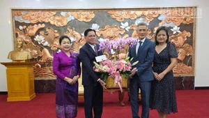 Đại sứ Buakeo Phumvongsay và Phu nhân tặng hoa chúc mừng Đại sứ Nguyễn Minh Vũ và Phu nhân nhân dịp kỷ niệm 80 năm Cách mạng Tháng Tám thành công và Quốc khánh Việt Nam.