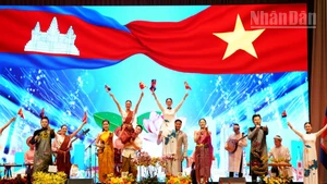 Biểu diễn nghệ thuật tại Lễ kỷ niệm 80 năm Quốc khánh Việt Nam được tổ chức tại Phnom Penh, Campuchia. (Ảnh: ĐINH TRƯỜNG)