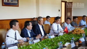 Đại sứ Nguyễn Minh Vũ và đoàn công tác tại buổi làm việc với chính quyền tỉnh Mondulkiri, địa phương cách thủ đô Phnom Penh khoảng 360 km. (Ảnh: ĐINH TRƯỜNG)