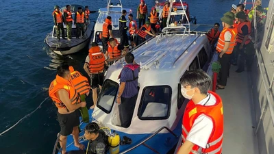 Các lực lượng chức năng có mặt tại hiện trường thực hiện công tác cứu hộ, cứu nạn. Ảnh: Quang Thọ