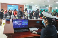 Hệ thống máy đo thân nhiệt giám sát tình trạng sức khỏe khi thực hiện các thủ tục xuất, nhập cảnh.