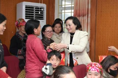 Phó Thủ tướng Phạm Thị Thanh Trà tặng quà cho nhân dân biên giới tỉnh Lào Cai.