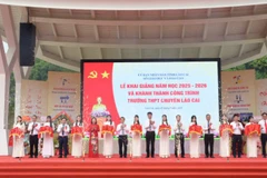 Các đại biểu cắt băng khánh thành Trường trung học phổ thông chuyên Lào Cai.