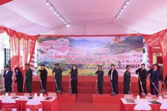 Các đại biểu thực hiện nghi thức khởi công xây dựng các điểm trường cho học sinh biên giới.