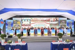 Phó Thủ tướng Chính phủ Phạm Thị Thanh Trà cùng các đại biểu nhấn nút khởi công xây dựng 4 trường nội trú liên cấp trên địa bàn tỉnh Lào Cai.