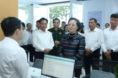 Phó Thủ tướng Chính phủ Phạm Thị Thanh Trà thăm Trung tâm phục vụ hành chính công phường Cam Đường.