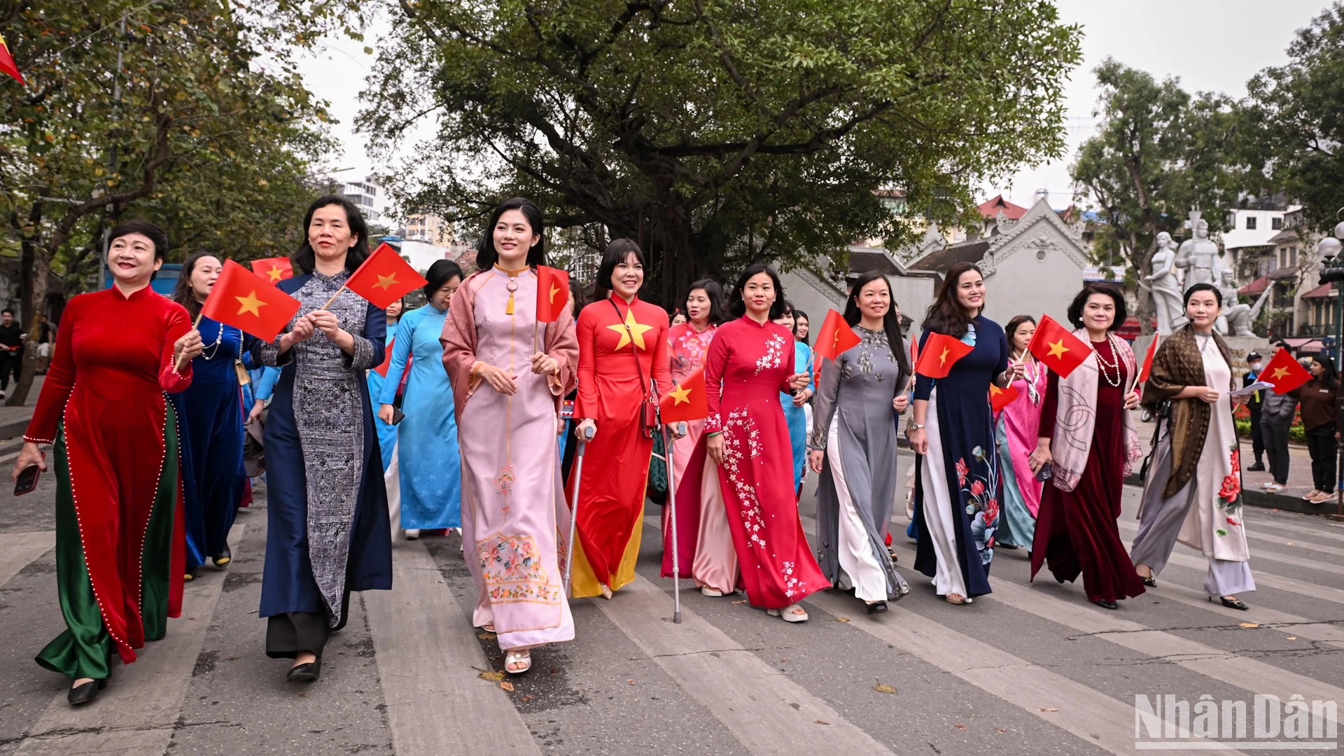 Các đại biểu tham gia diễu hành tại không gian đi bộ hồ Hoàn Kiếm.