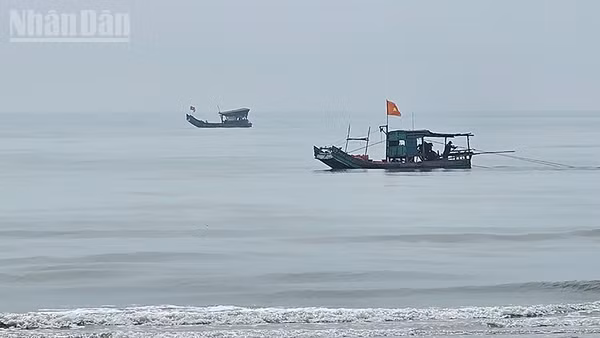 Phương tiện của ngư dân Thanh Hóa đánh bắt hải sản, cập bờ trong ngày. (Ảnh: MAI LUẬN)