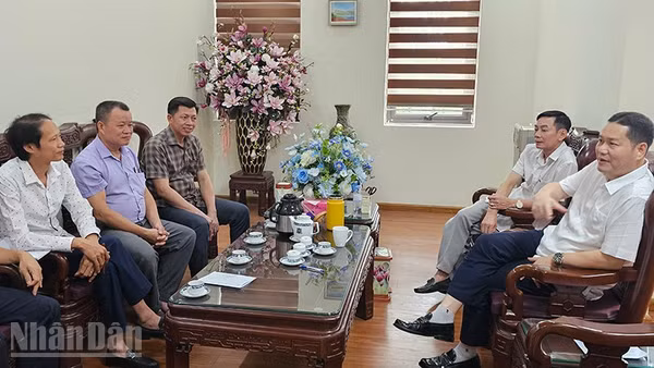 Bí thư Đảng ủy xã Triệu Sơn quán triệt mục tiêu chuyển đổi số đến các lãnh đạo chủ chốt cấp xã. (Ảnh: MAI LUẬN)