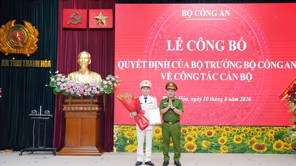 Lãnh đạo Bộ Công an trao Quyết định cho Đại tá Hoàng Quốc Việt. (Ảnh: Công an Thanh Hóa)