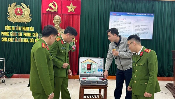 Đại diện doanh nghiệp trao đổi về thiết bị truyền tin báo cháy.