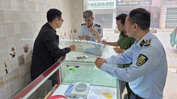 Lực lượng liên ngành kiểm tra hành chính hoạt động kinh doanh vàng bạc ở Thanh Hóa.