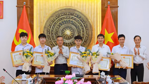 Lãnh đạo tỉnh Thanh Hóa trao tặng Bằng khen và chúc mừng các học sinh đoạt giải.