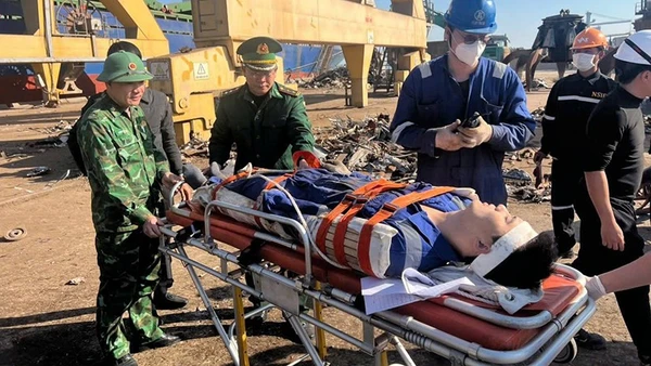 Bộ đội Biên phòng cùng lực lượng chức năng cứu hộ nạn nhân