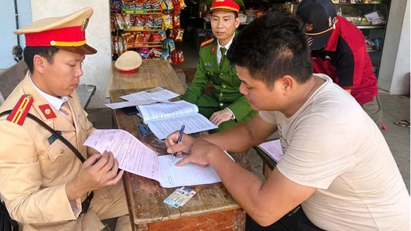 Công an lập biên bản vi phạm hành chính đối với người điều khiển ô-tô tải chở vật liệu, để đất rơi xuống đường.