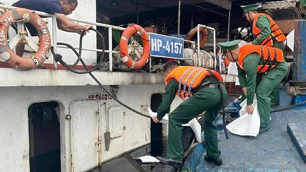 Bộ đội Biên phòng quây phao, thả tấm thấm dầu loang.