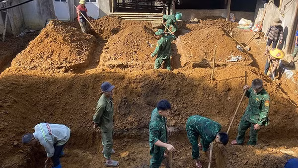 Lực lượng vũ trang trợ giúp hộ dân ở Thanh Hóa đào móng, xây dựng nhà ở.