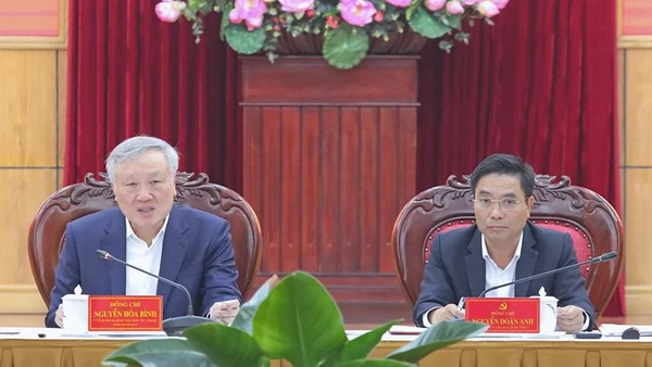 Phó Thủ tướng Thường trực Chính phủ cùng Bí thư Tỉnh ủy Thanh Hóa chủ trì buổi làm việc.