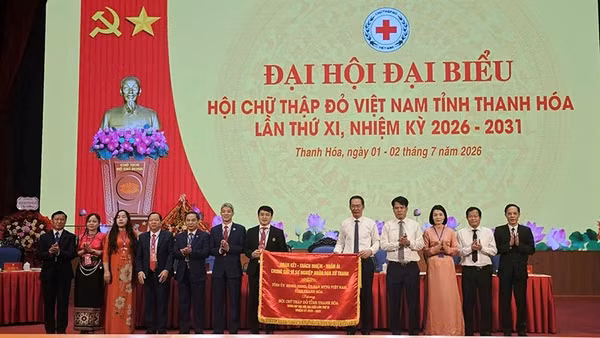 Tỉnh Thanh Hóa tặng bức trướng cùng kỳ vọng lớn về tổ chức Hội Chữ thập đỏ.