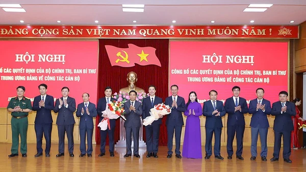 Tập thể lãnh đạo tỉnh Thanh Hóa tặng hoa chúc mừng đồng chí Nguyễn Hoài Anh và Nguyễn Hồng Phong.