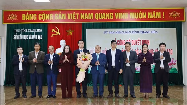 Đại diện Sở Giáo dục và Đào tạo Thanh Hóa tặng hoa chúc mừng tân giám đốc Sở.