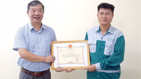 Lãnh đạo Công ty Điện lực Thanh Hóa trao tặng giấy khen cho khách hàng sử dụng điện tiết kiệm, an toàn, hiệu quả.
