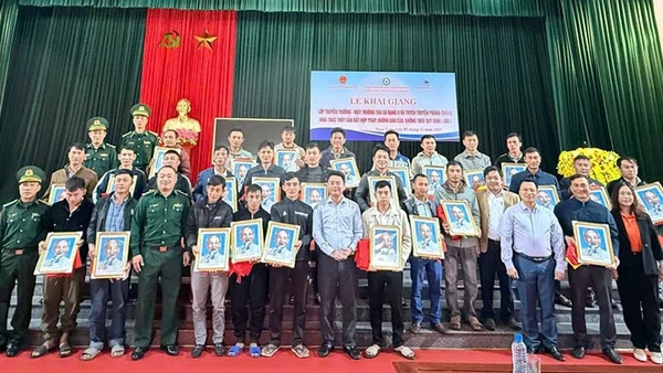 Lực lượng chức năng tỉnh Thanh Hóa tặng ảnh Bác Hồ cho các chủ phương tiện nghề cá.