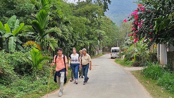 Người nước ngoài đi bộ, trải nghiệm hệ sinh thái ở xã Pù Luông, tỉnh Thanh Hóa.