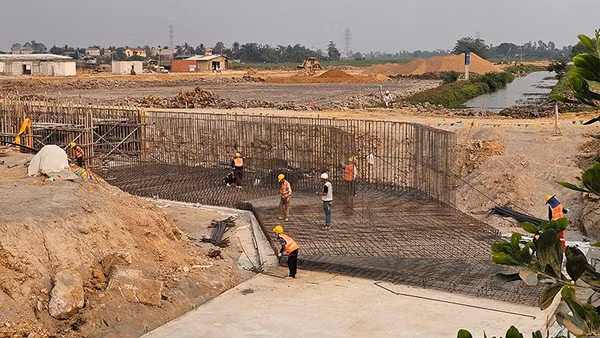 Thi công tuyến thoát nước trên mặt bằng Khu công nghiệp Thăng Long Thanh Hóa.