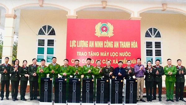 Công an tỉnh Thanh Hóa trao tặng máy lọc nước cho Công an 7 xã miền núi, vùng cao, biên giới.